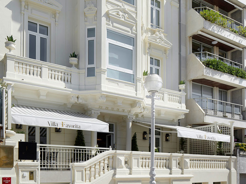 The white Belle Époque facade of Hotel Villa Favorita